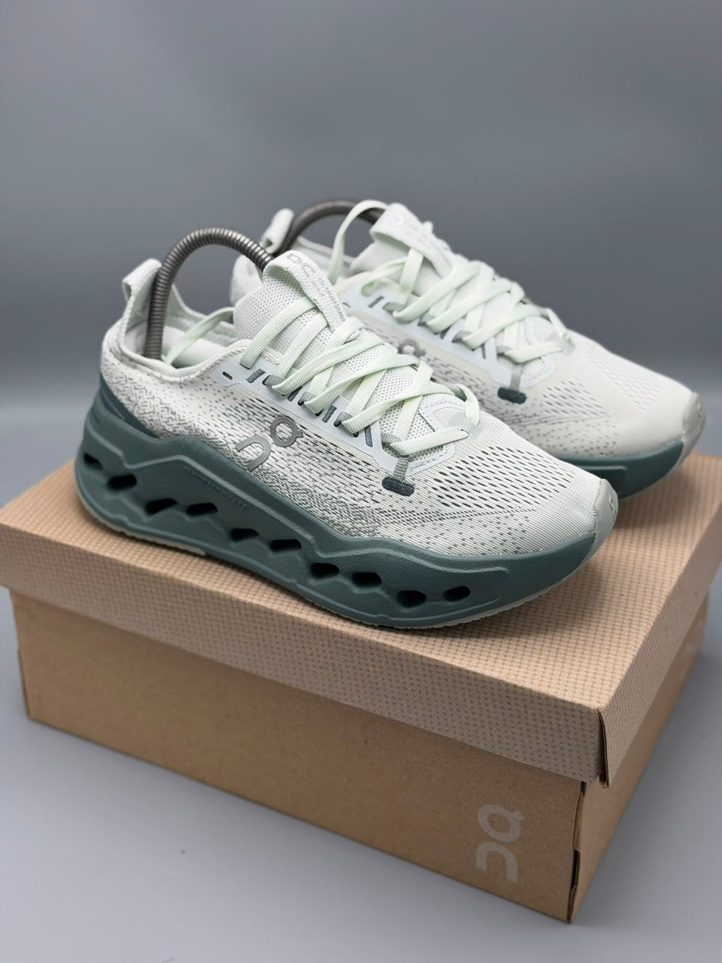 On Running Cloudsurfer – Verde Salvia / Gris Claro