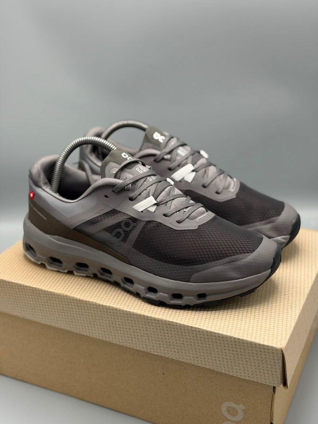 On Running Cloud – Gris Grafito / Negro / Taupe