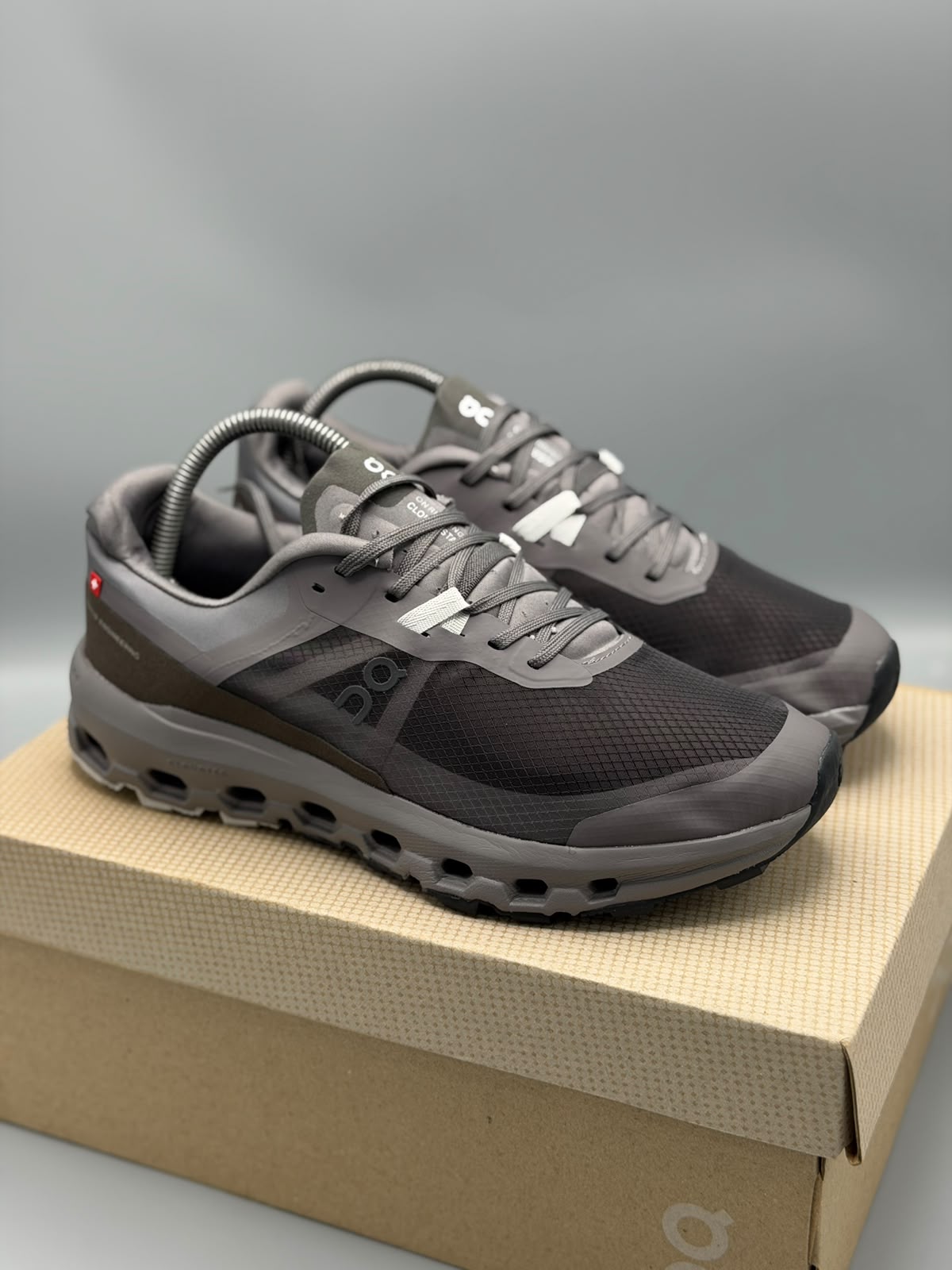 On Running Cloud – Gris Grafito / Negro / Taupe