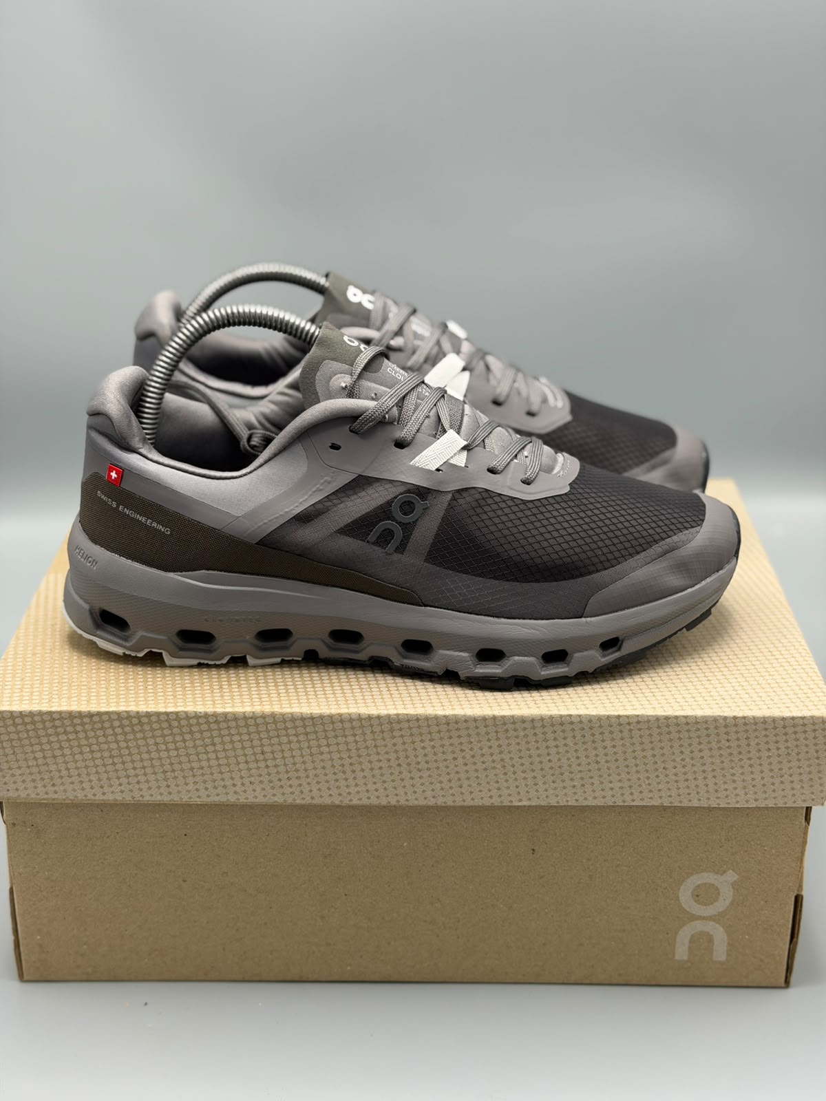 On Running Cloud – Gris Grafito / Negro / Taupe