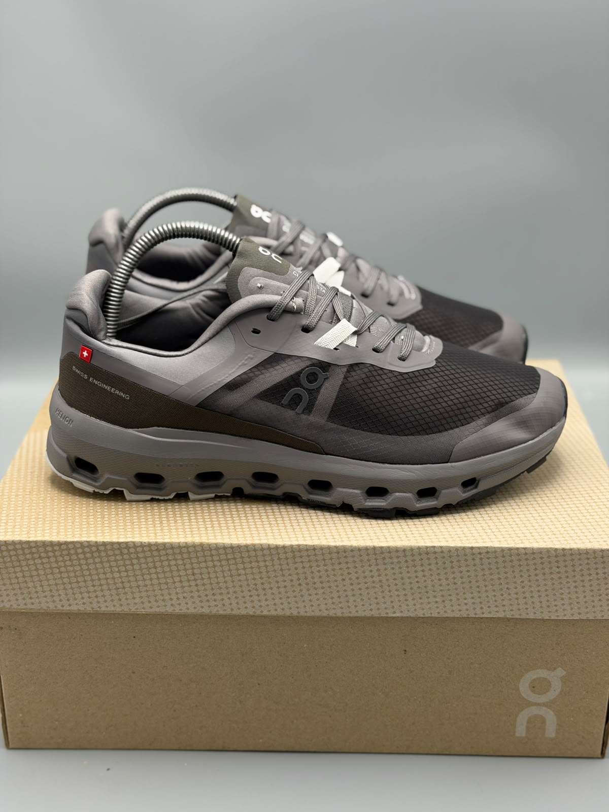 On Running Cloud – Gris Grafito / Negro / Taupe