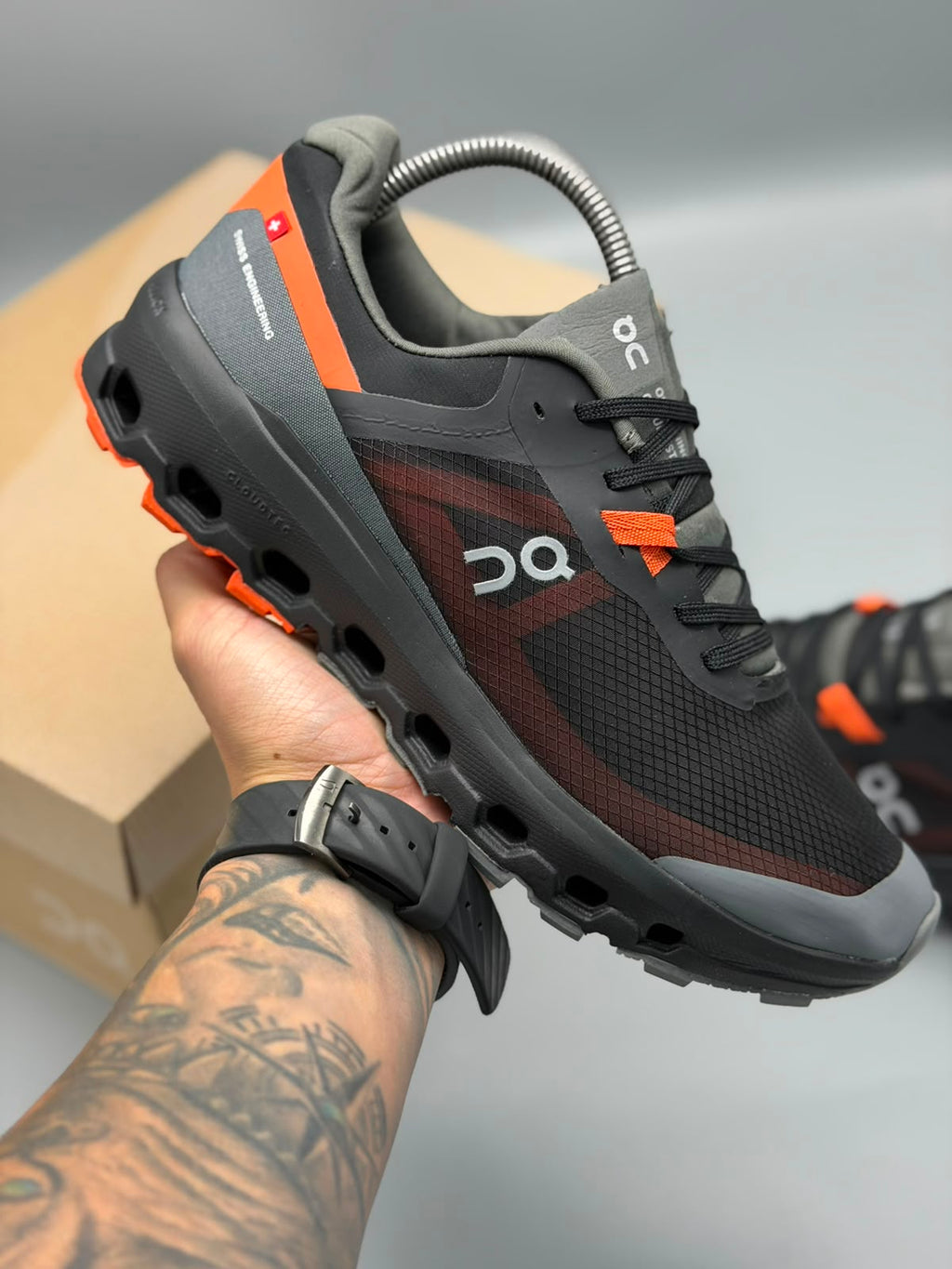 On Running Cloud – Negro / Gris Grafito / Naranja