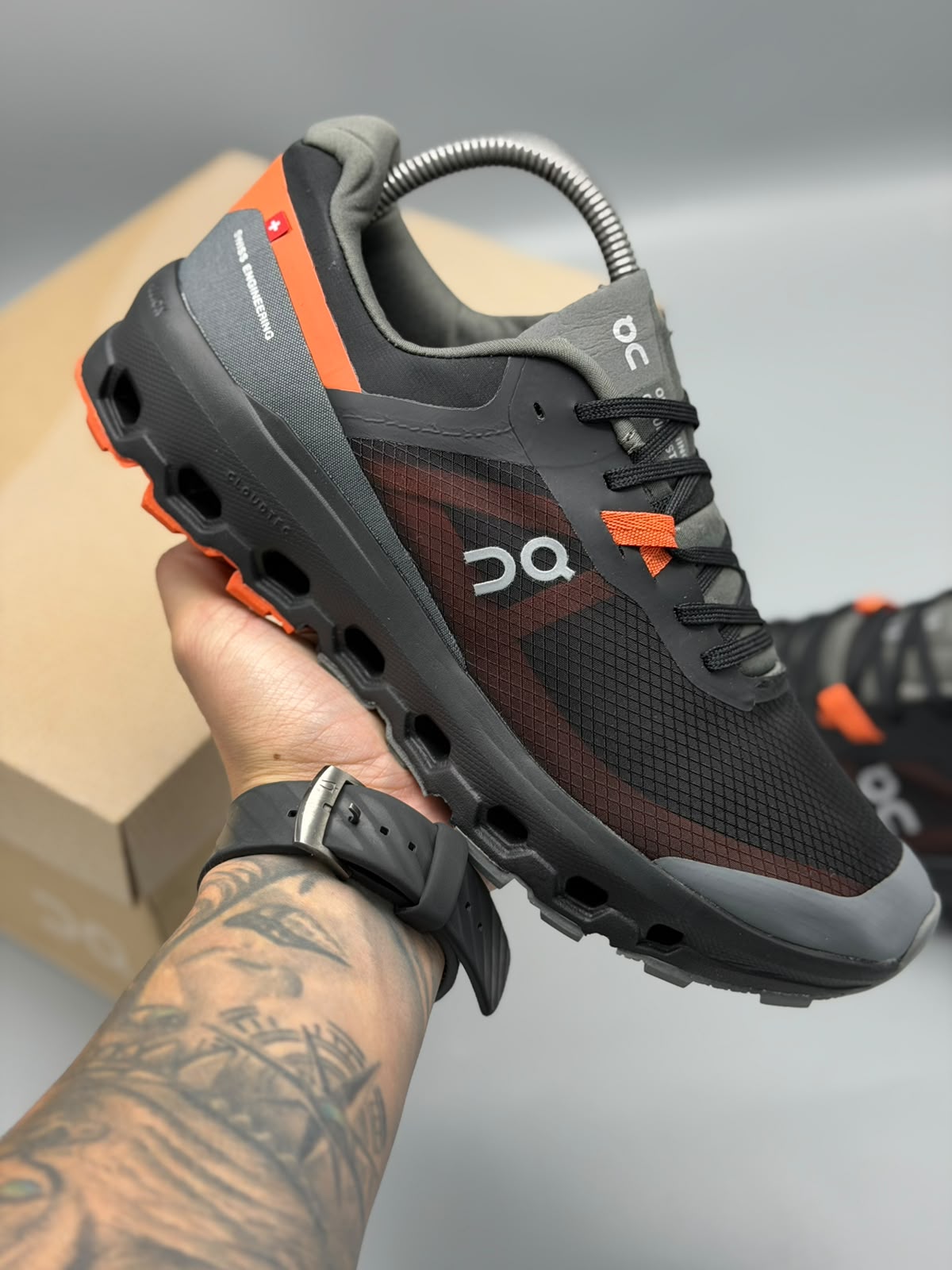 On Running Cloud – Negro / Gris Grafito / Naranja