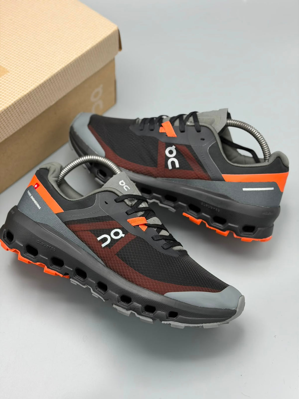On Running Cloud – Negro / Gris Grafito / Naranja