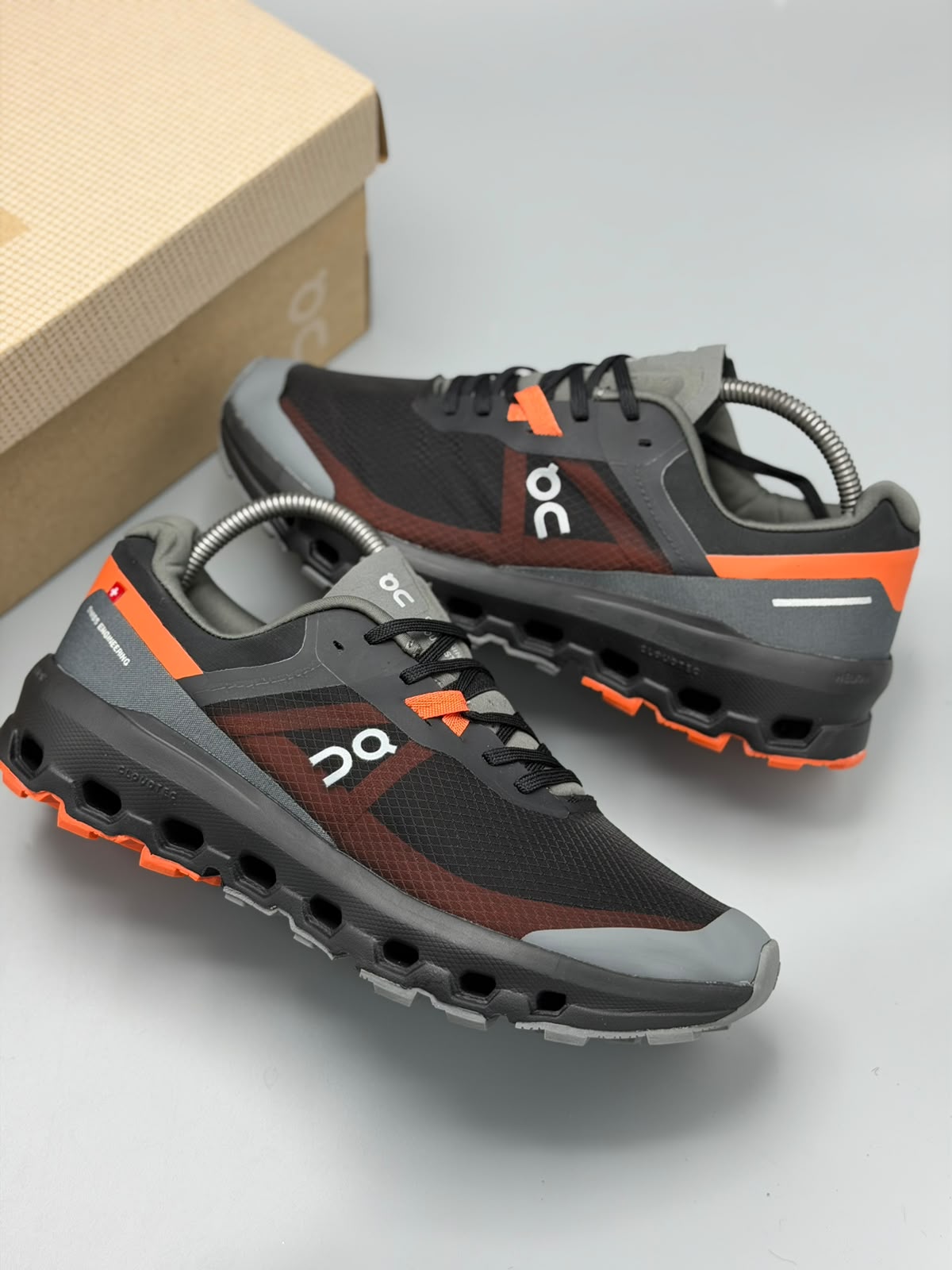 On Running Cloud – Negro / Gris Grafito / Naranja