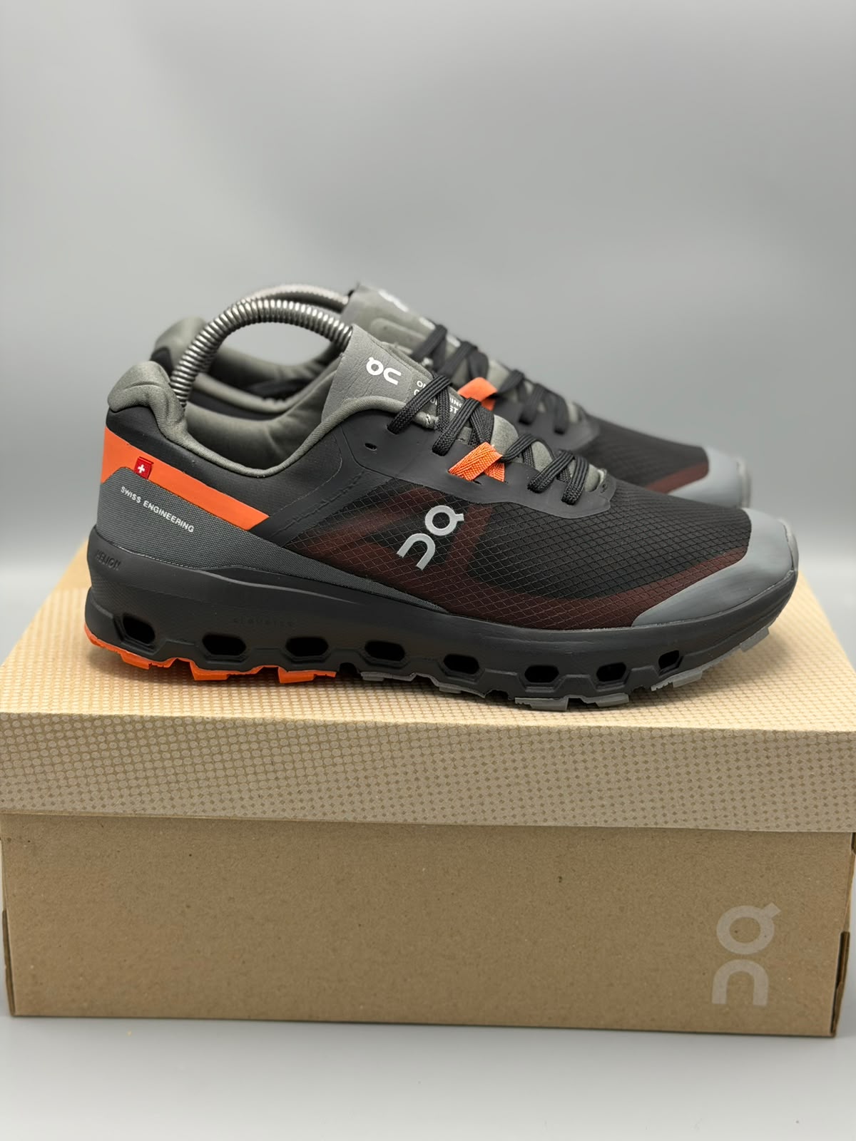On Running Cloud – Negro / Gris Grafito / Naranja