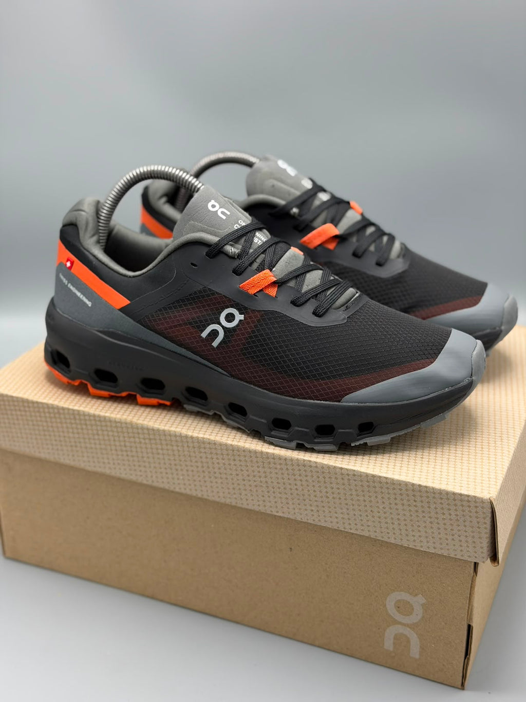 On Running Cloud – Negro / Gris Grafito / Naranja