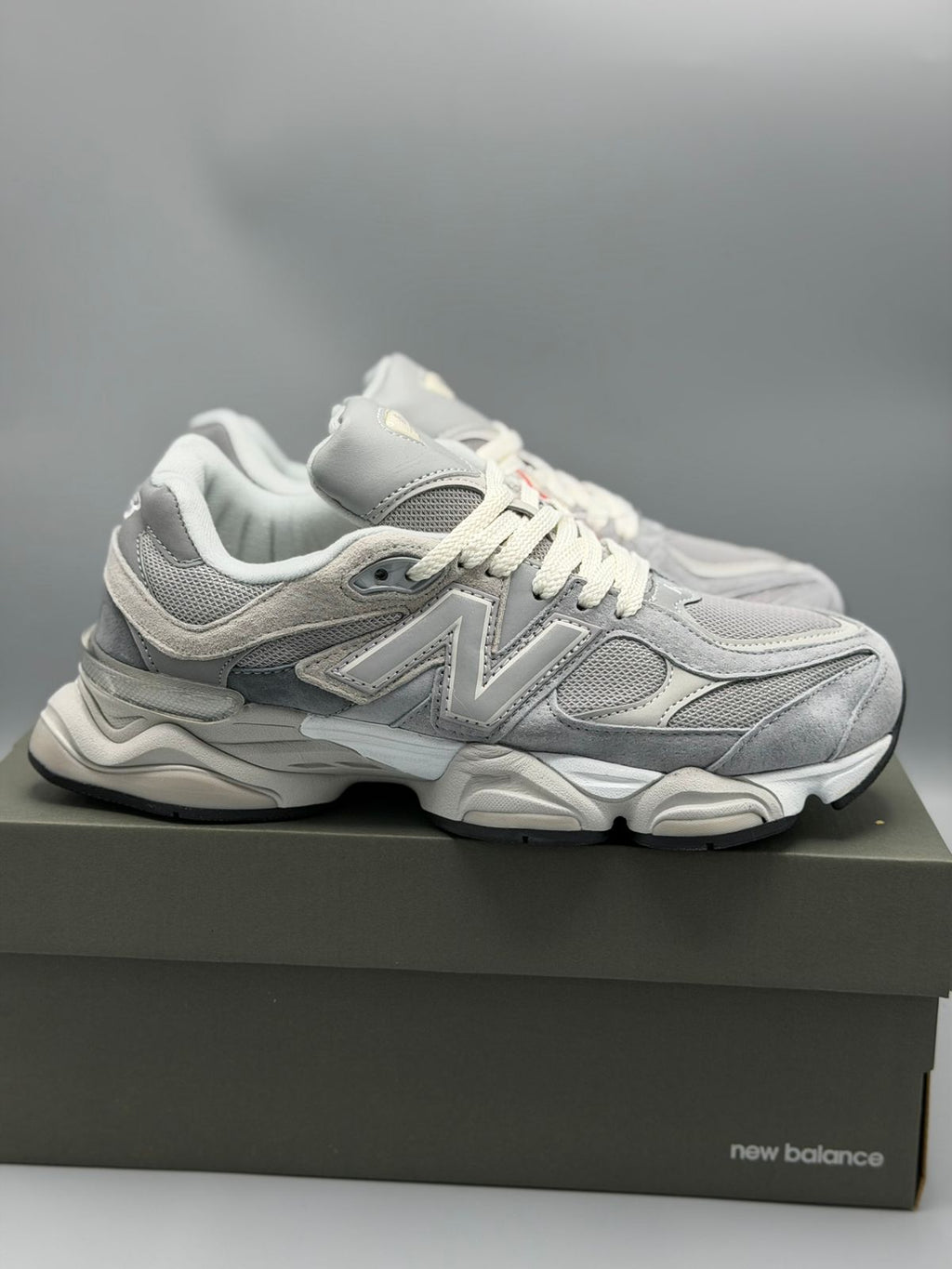 New Balance 9060 – Gris / Plata / Blanco Hueso