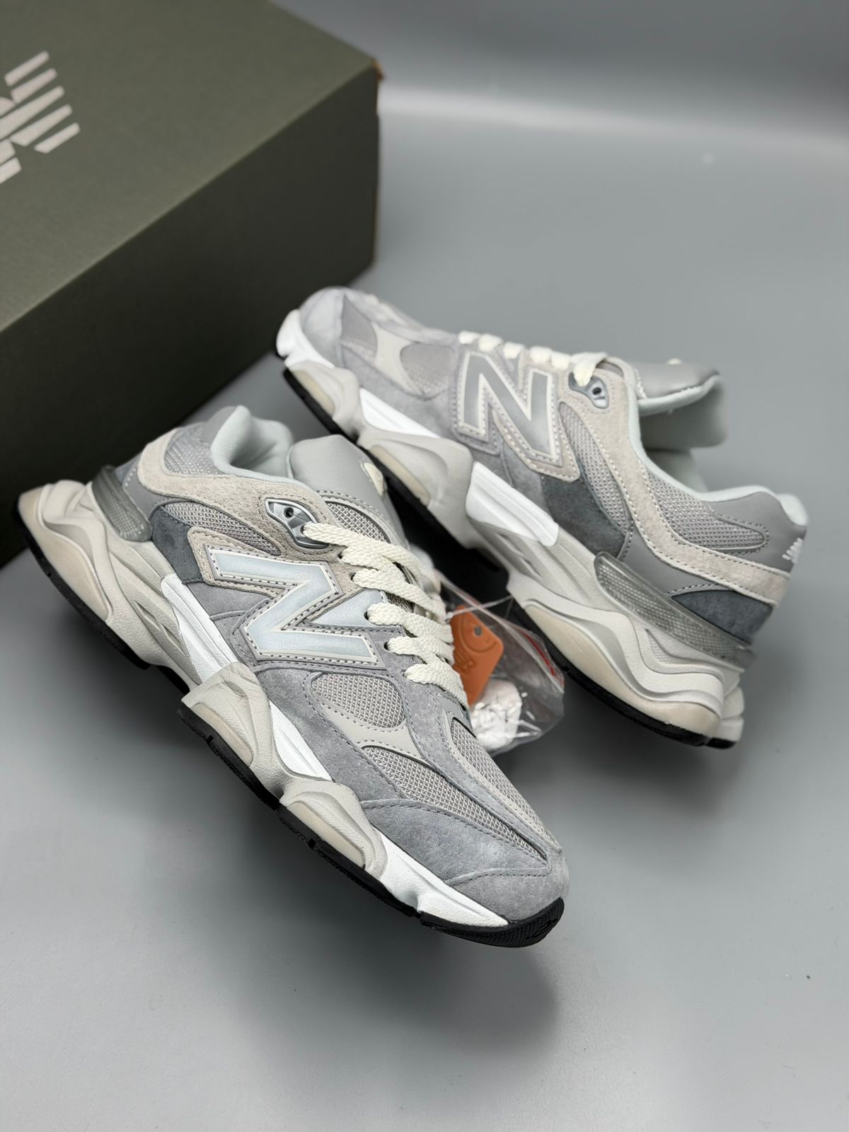 New Balance 9060 – Gris / Plata / Blanco Hueso