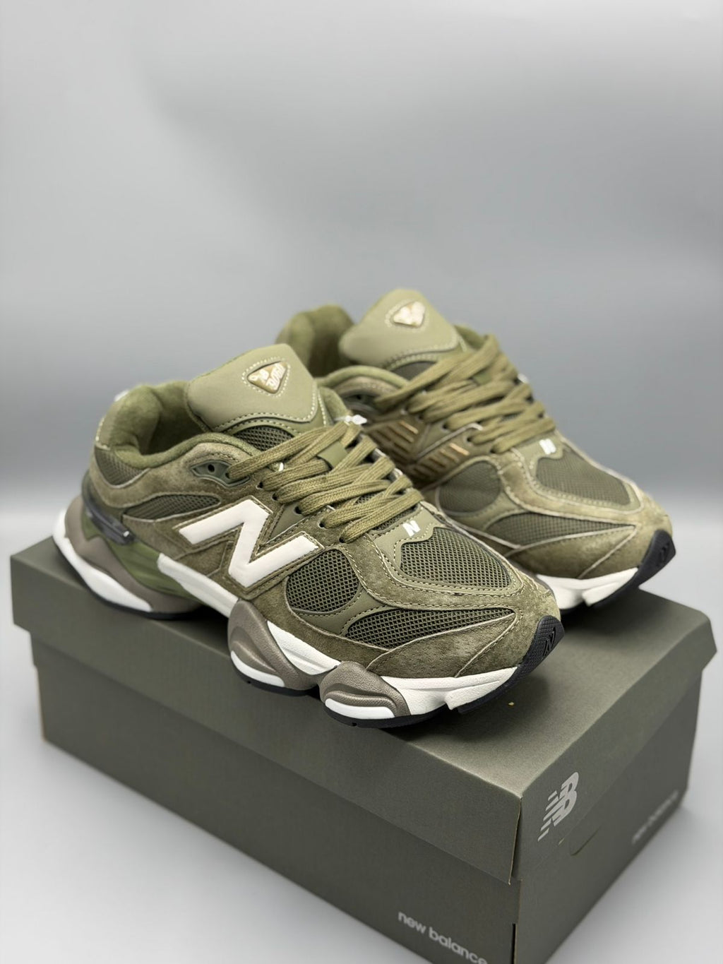 New Balance 9060 – Verde Oliva / Verde Militar / Blanco Hueso