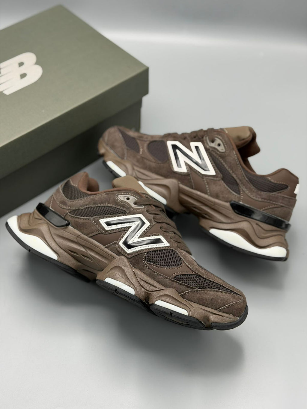 New Balance 9060 – Café Chocolate / Marrón / Blanco Hueso / Negro