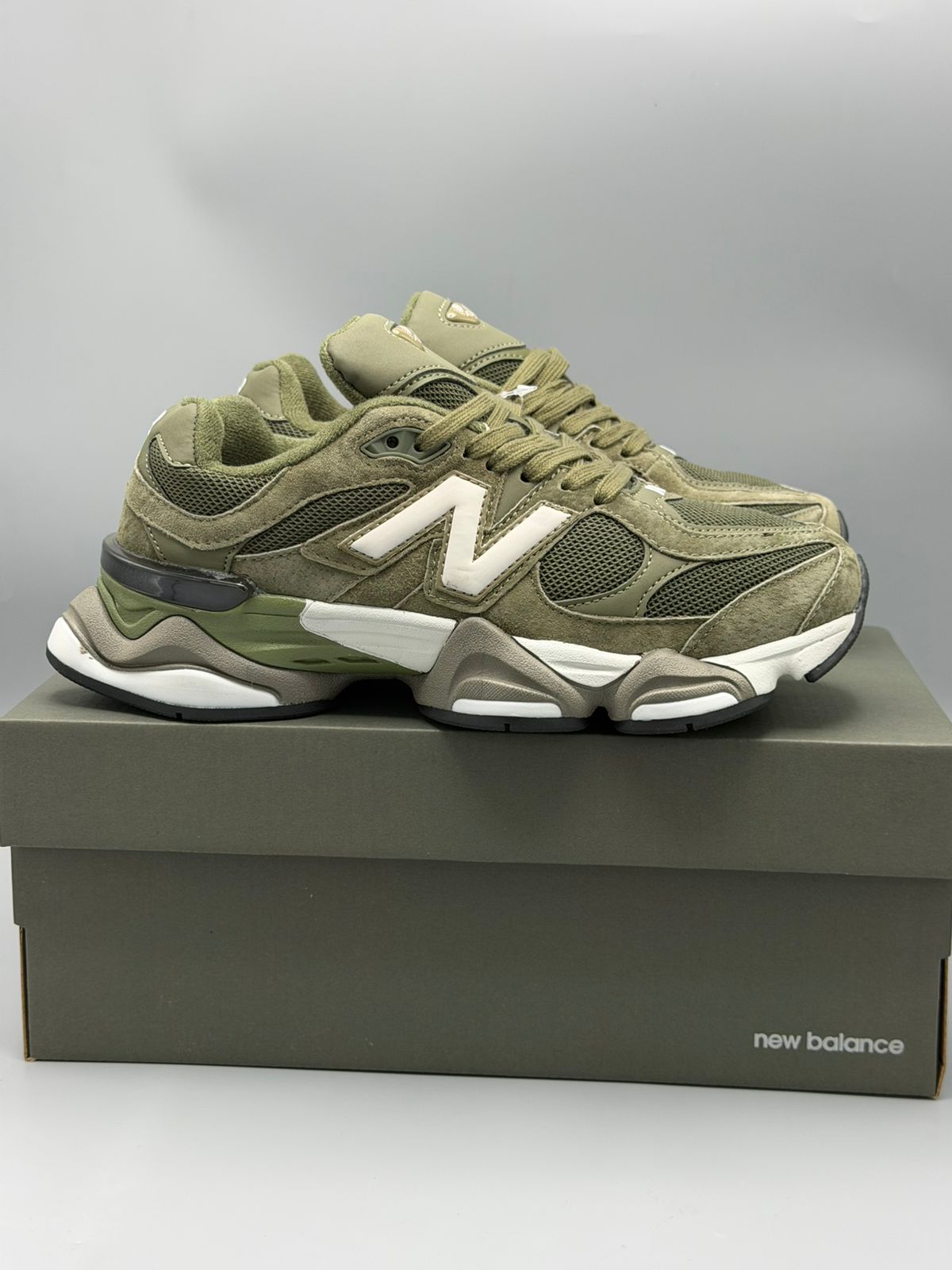 New Balance 9060 – Verde Oliva / Verde Militar / Blanco Hueso