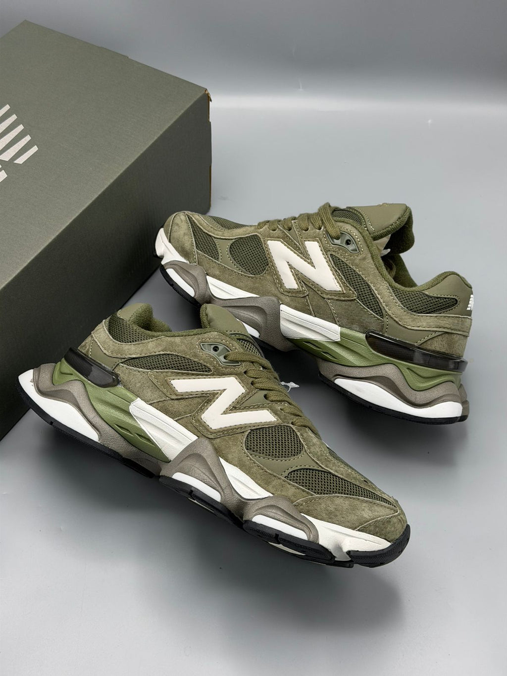 New Balance 9060 – Verde Oliva / Verde Militar / Blanco Hueso