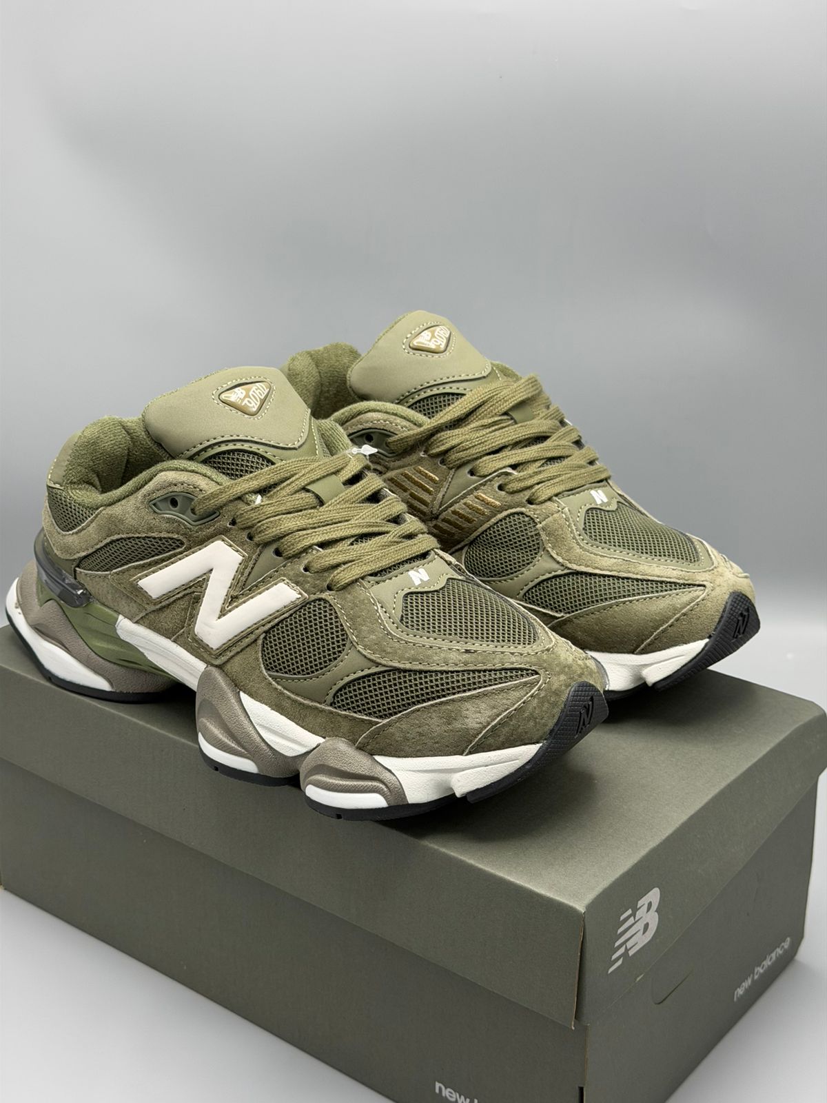 New Balance 9060 – Verde Oliva / Verde Militar / Blanco Hueso
