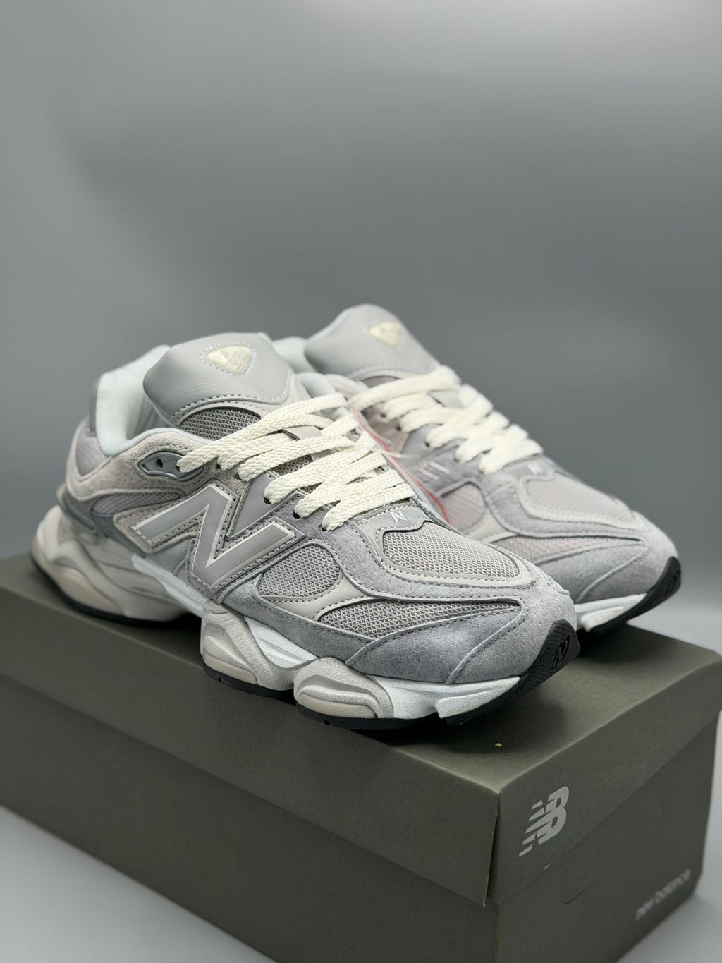New Balance 9060 – Gris / Plata / Blanco Hueso