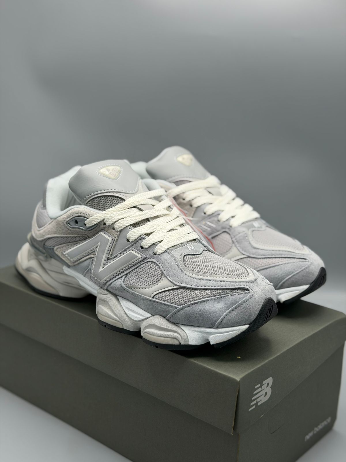 New Balance 9060 – Gris / Plata / Blanco Hueso