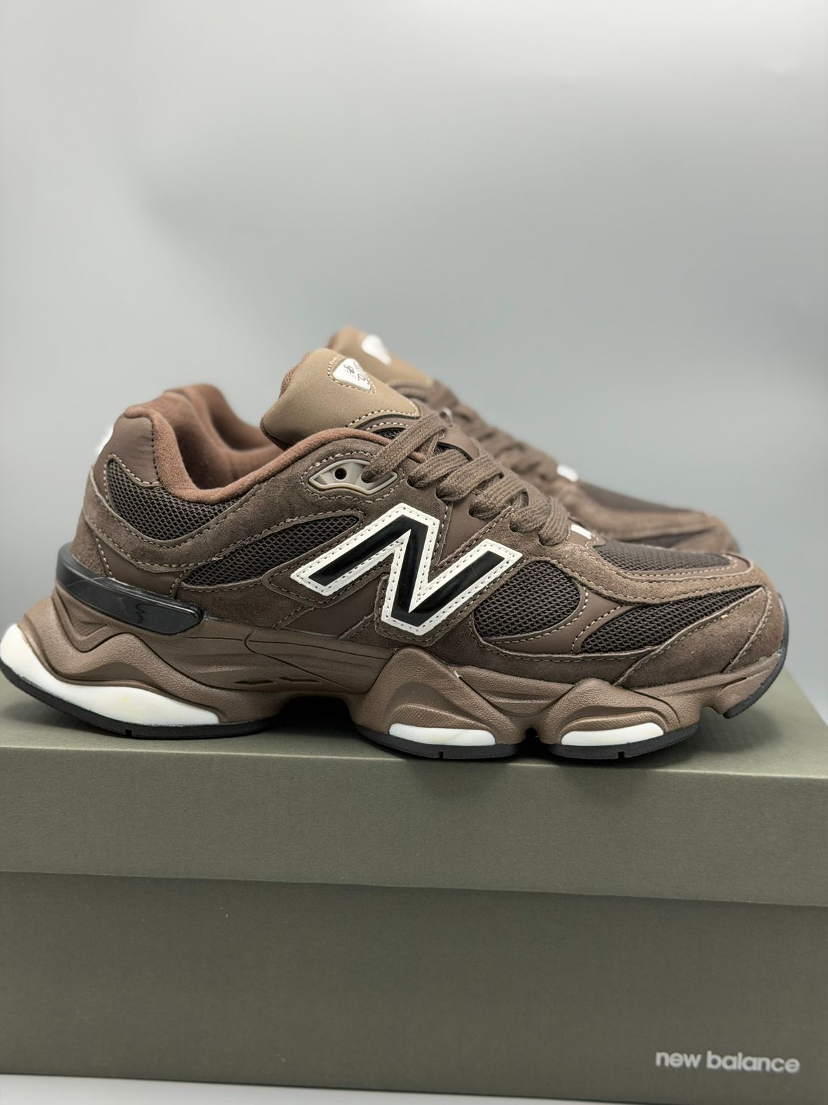 New Balance 9060 – Café Chocolate / Marrón / Blanco Hueso / Negro