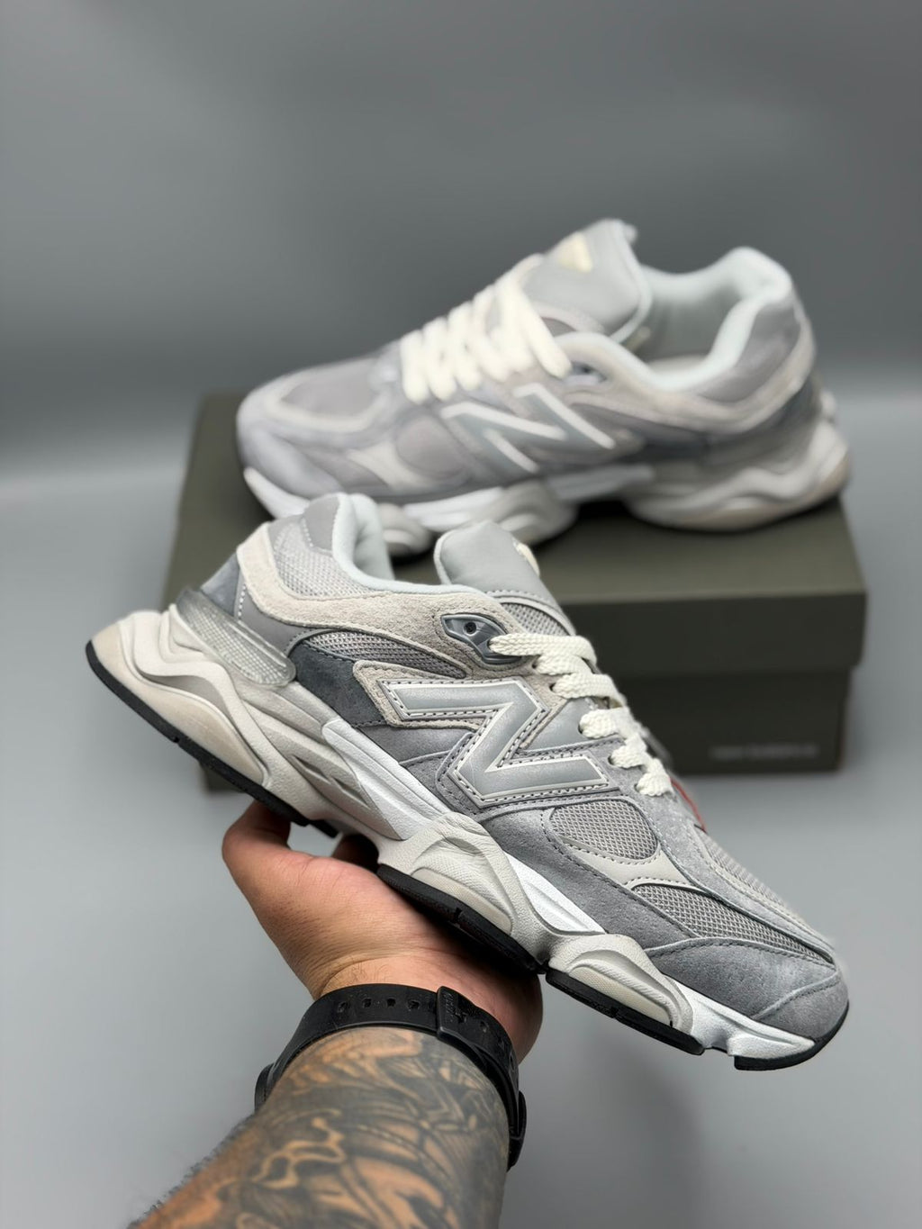 New Balance 9060 – Gris / Plata / Blanco Hueso