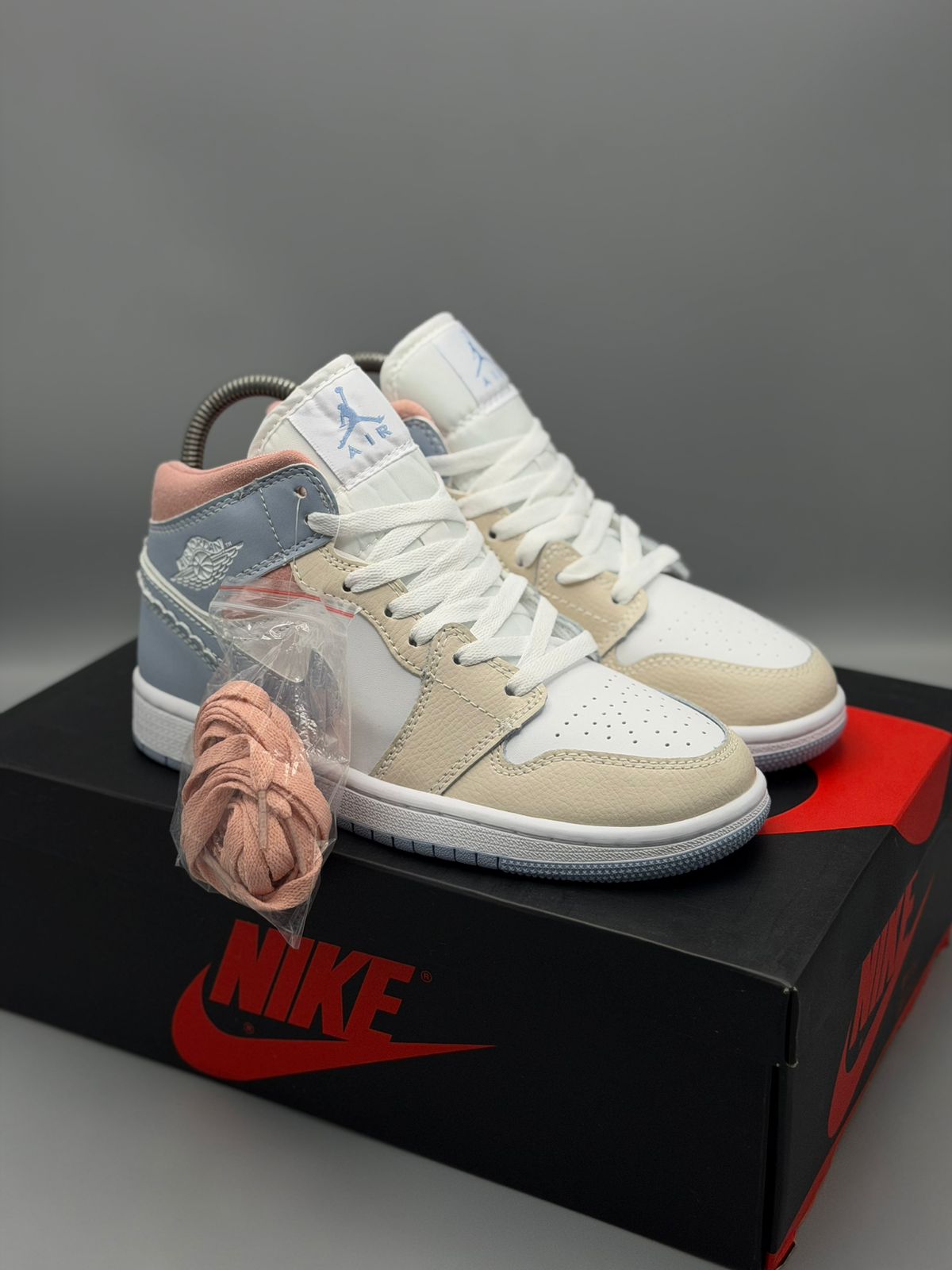 Air Jordan 1 Retro – Blanco / Beige / Azul / Rosa