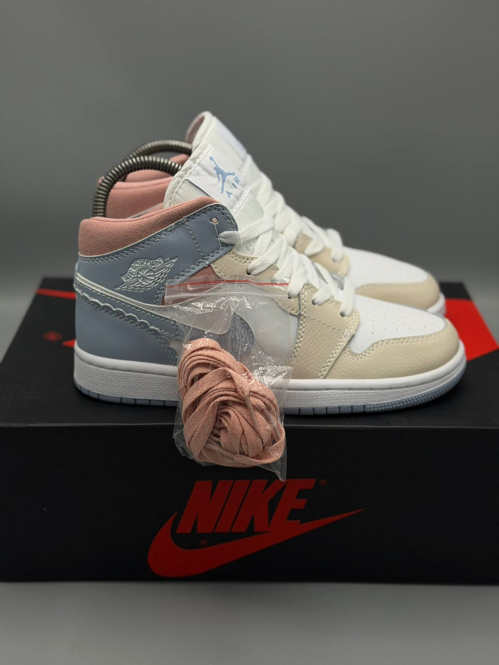 Air Jordan 1 Retro – Blanco / Beige / Azul / Rosa