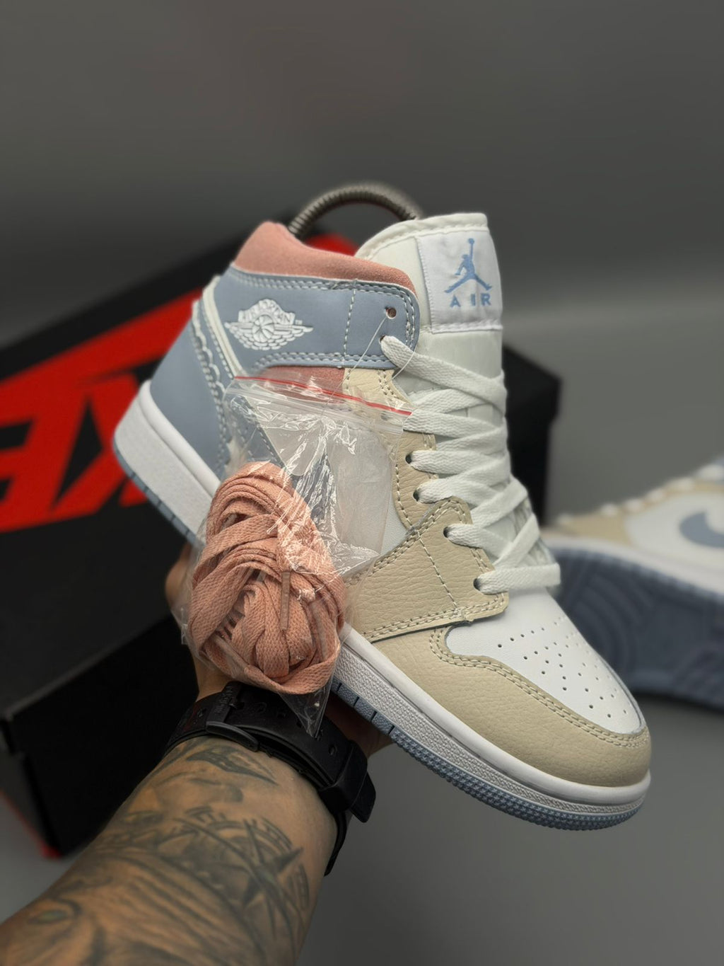 Air Jordan 1 Retro – Blanco / Beige / Azul / Rosa