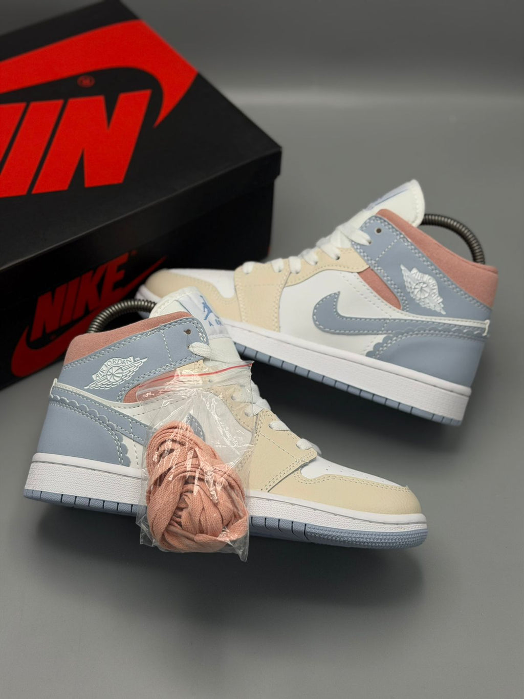 Air Jordan 1 Retro – Blanco / Beige / Azul / Rosa