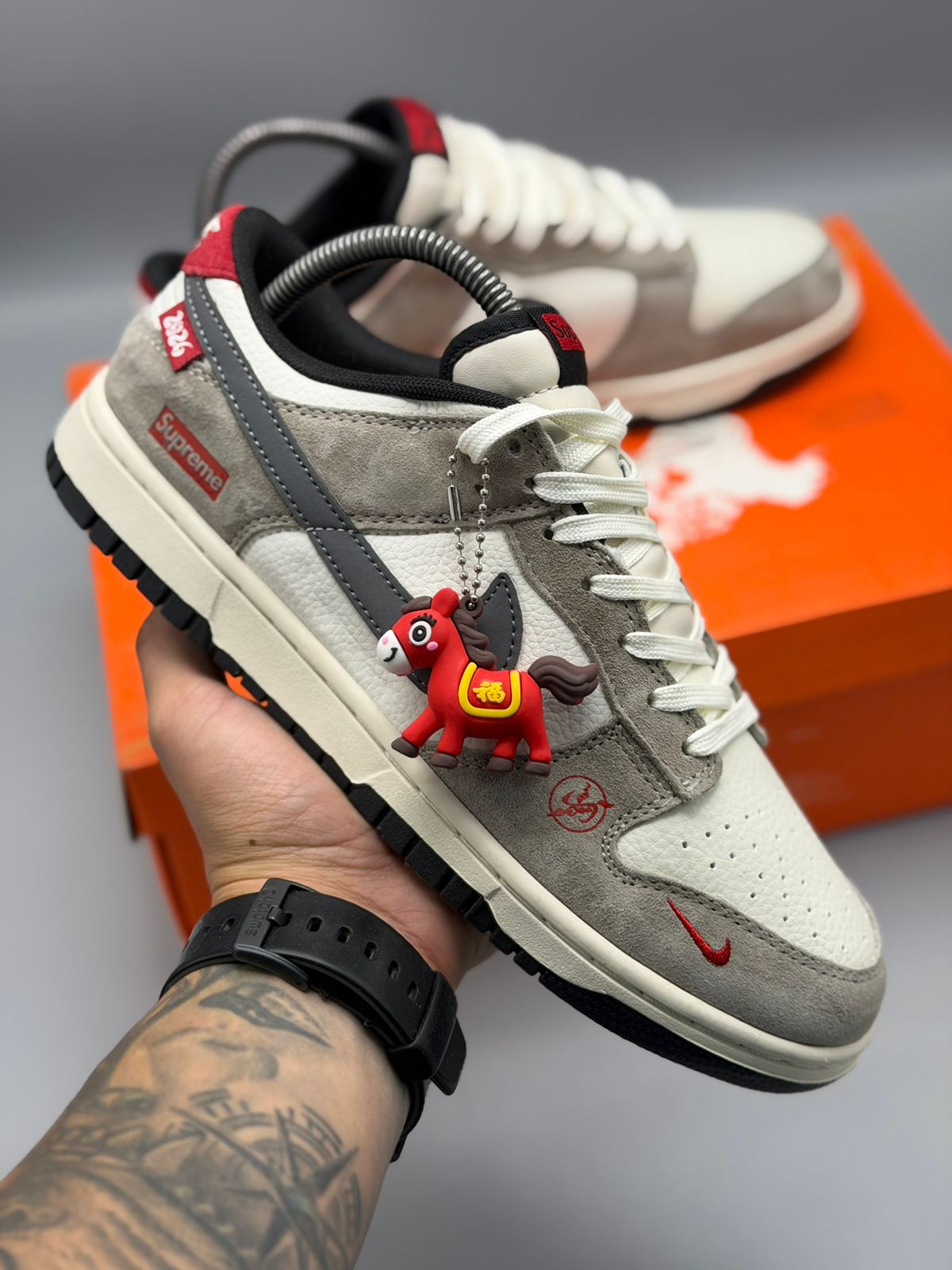Nike Dunk Low Supreme Edition – Blanco / Gris / Rojo / Negro