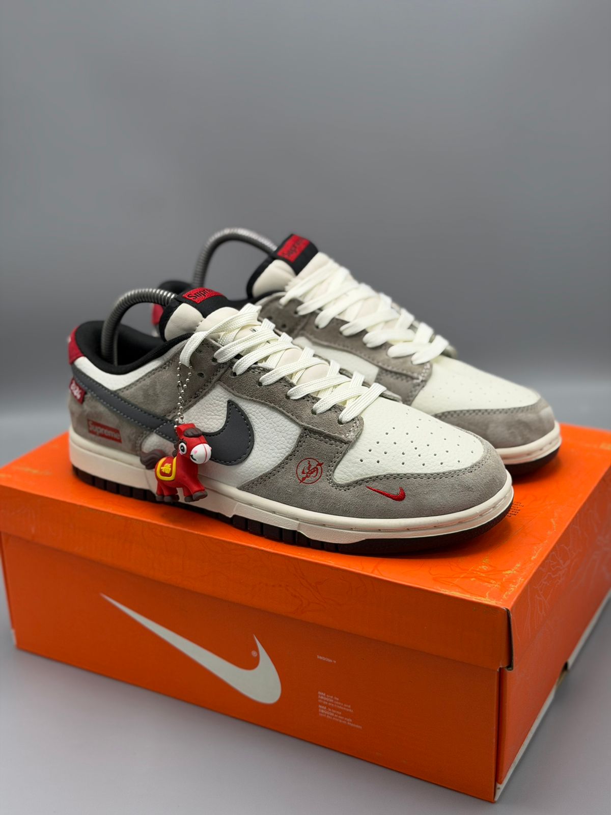 Nike Dunk Low Supreme Edition – Blanco / Gris / Rojo / Negro