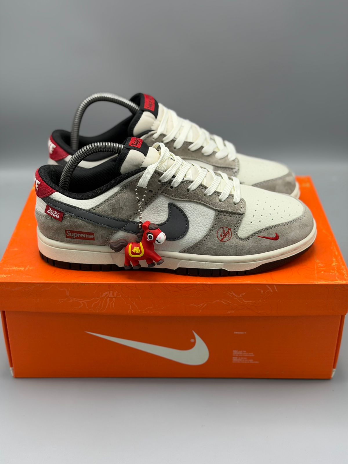 Nike Dunk Low Supreme Edition – Blanco / Gris / Rojo / Negro