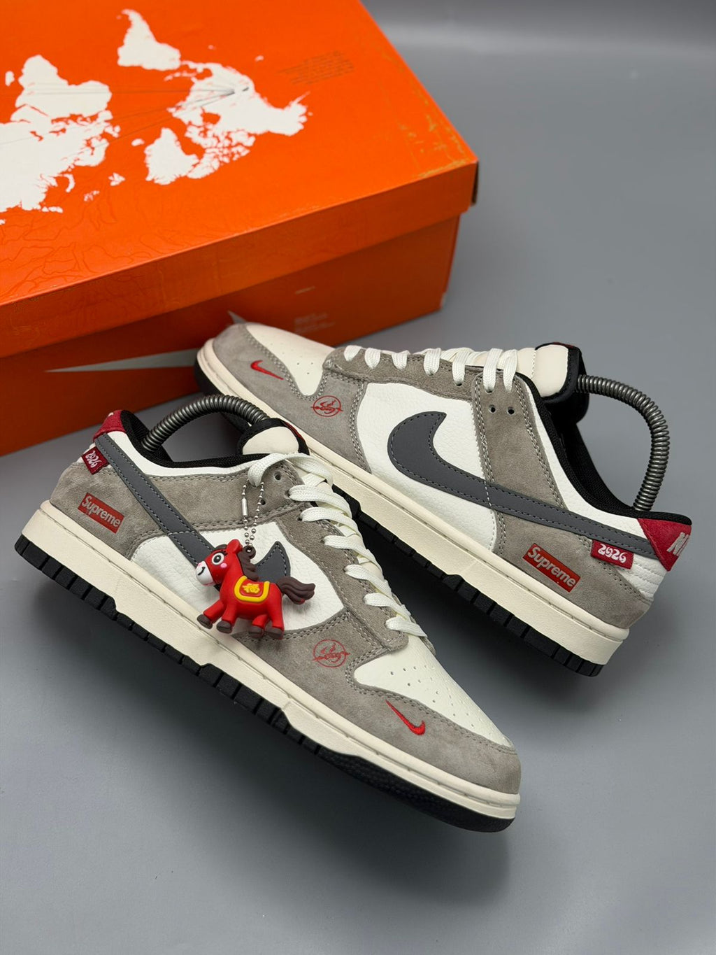Nike Dunk Low Supreme Edition – Blanco / Gris / Rojo / Negro