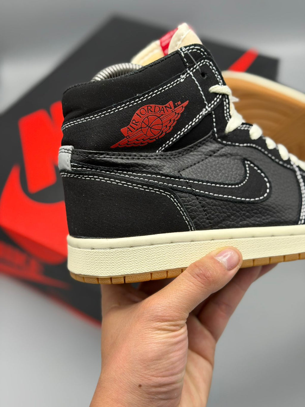 Air Jordan 1 Retro – Negro / Crema / Rojo / Caramelo