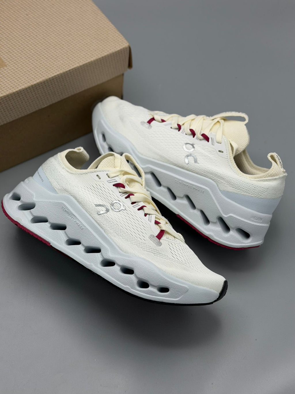 On Running Cloudsurfer – Blanco / Gris / Vinotinto