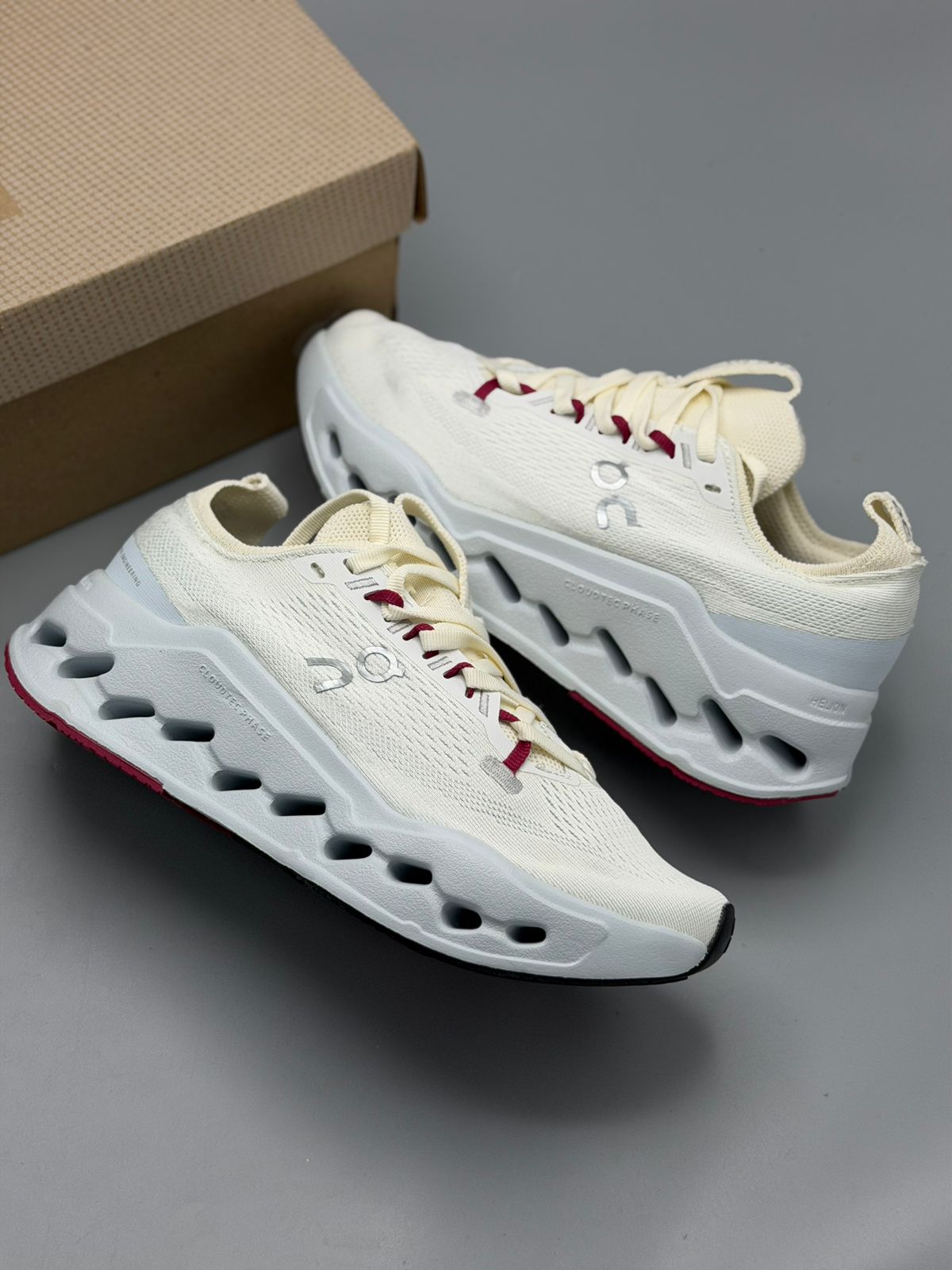 On Running Cloudsurfer – Blanco / Gris / Vinotinto