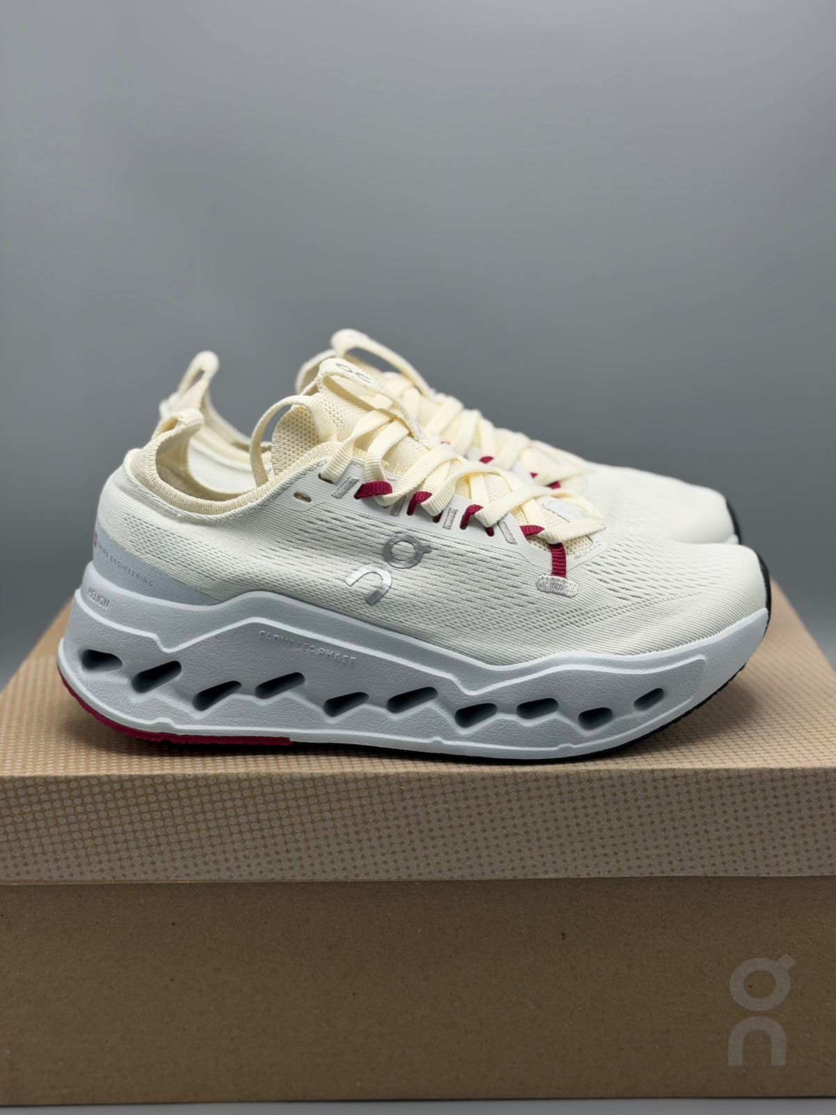On Running Cloudsurfer – Blanco / Gris / Vinotinto