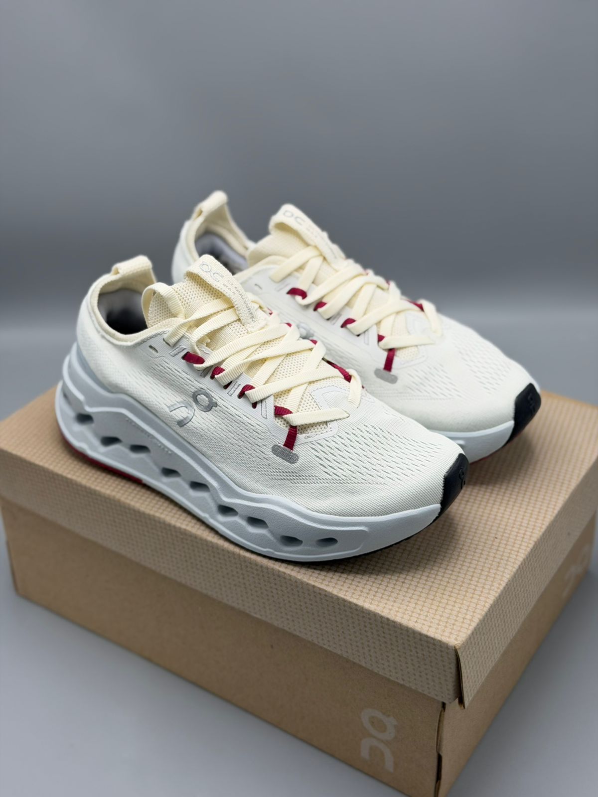 On Running Cloudsurfer – Blanco / Gris / Vinotinto