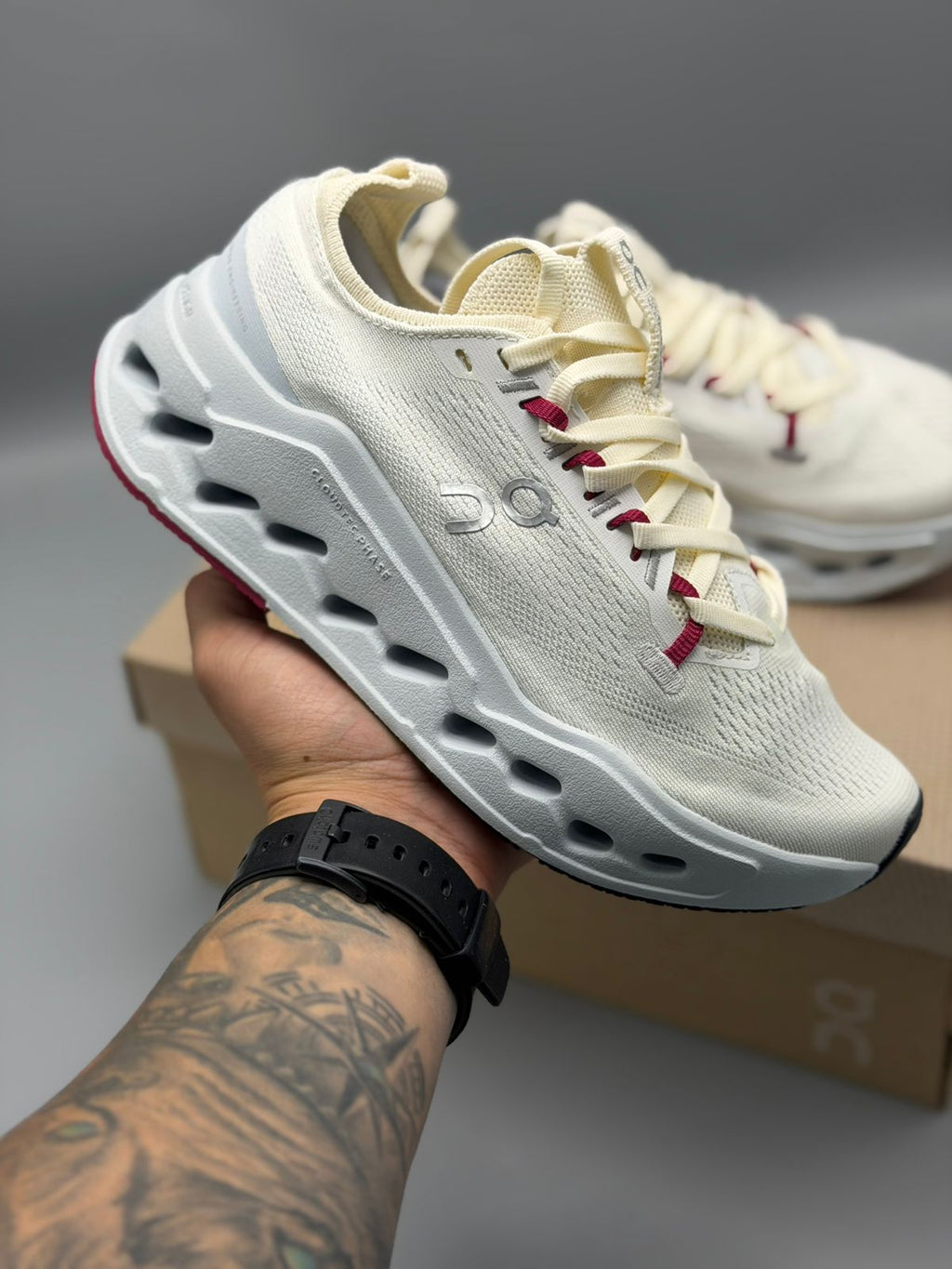 On Running Cloudsurfer – Blanco / Gris / Vinotinto
