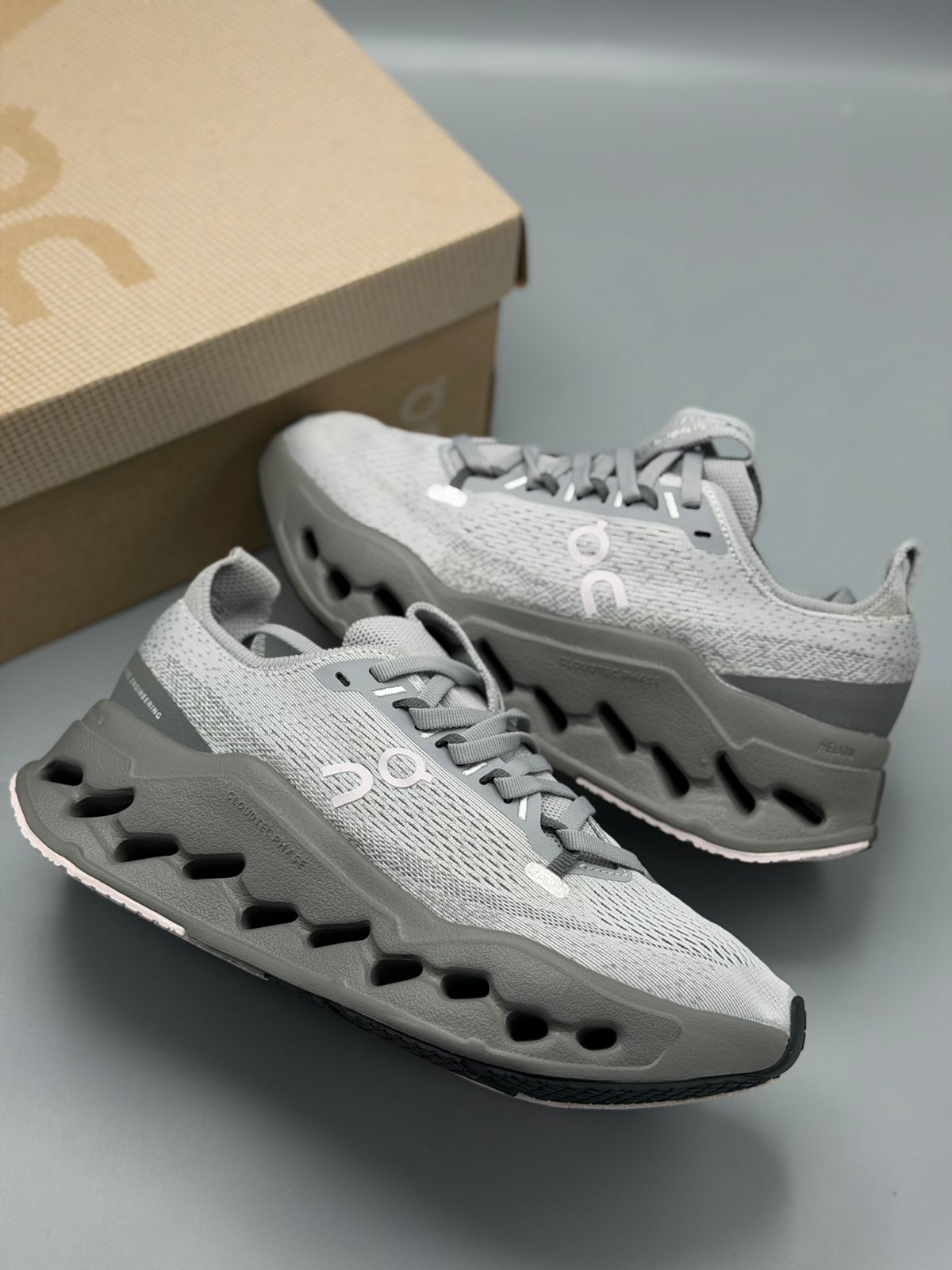 On Running Cloud – Gris Claro / Gris Grafito / Negro