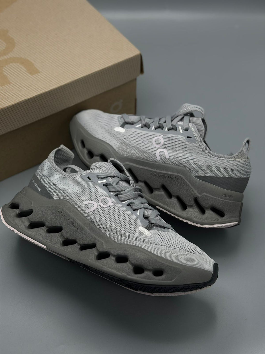 On Running Cloud – Gris Claro / Gris Grafito / Negro
