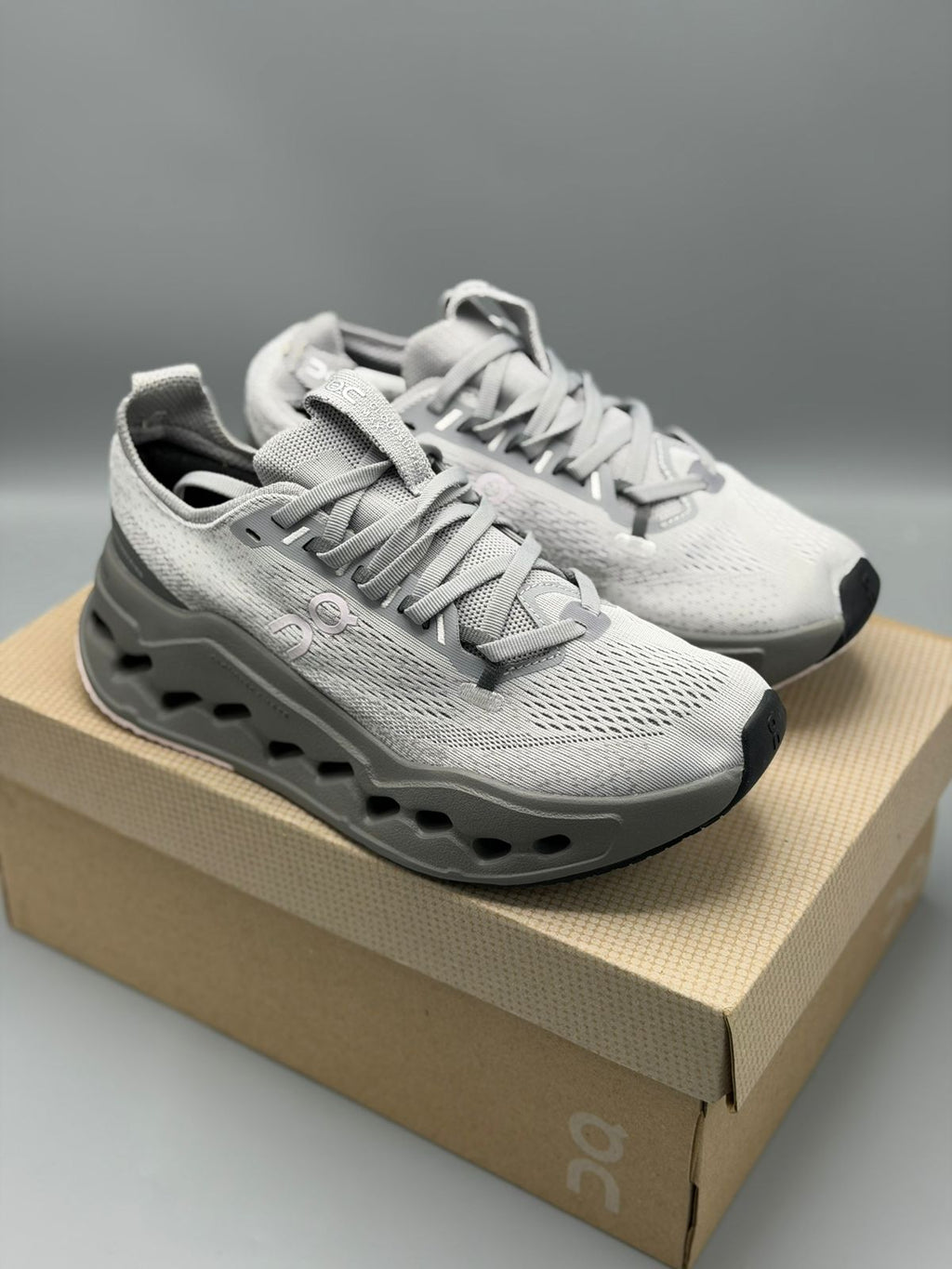 On Running Cloud – Gris Claro / Gris Grafito / Negro