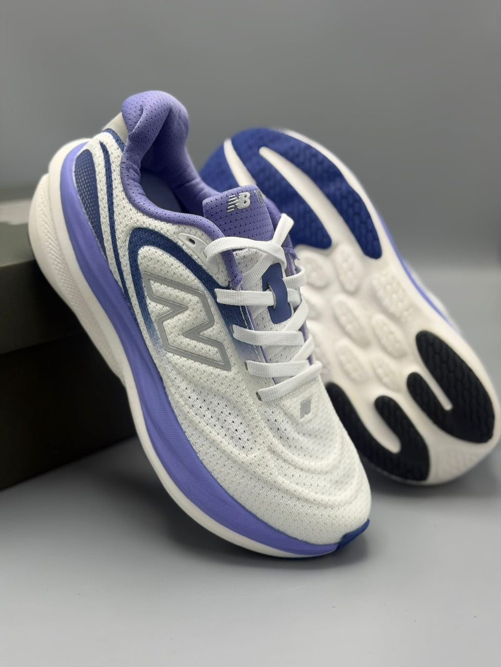 New Balance Running – Blanco / Azul Marino / Lila
