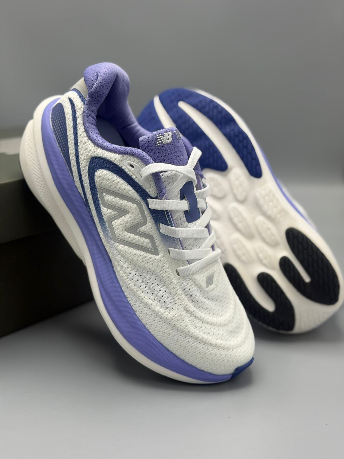 New Balance Running – Blanco / Azul Marino / Lila