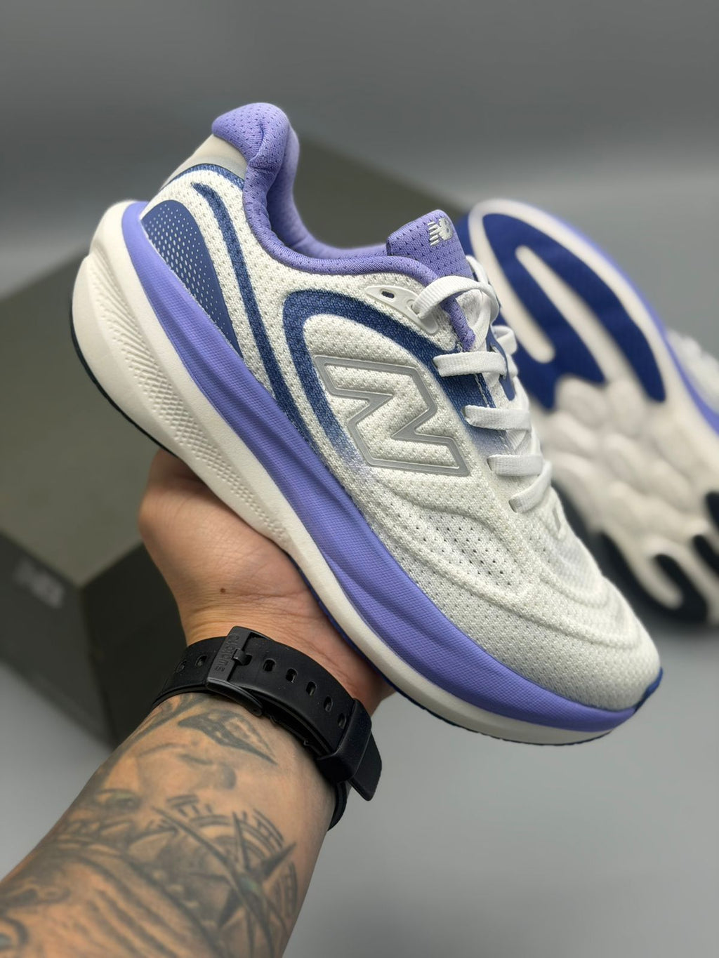 New Balance Running – Blanco / Azul Marino / Lila