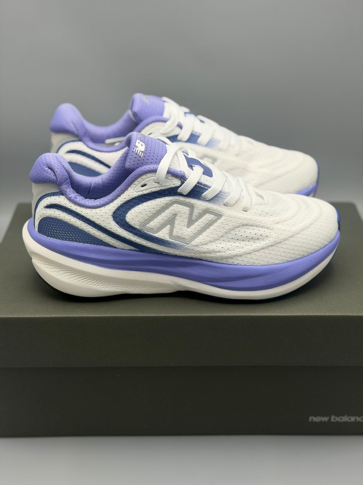 New Balance Running – Blanco / Azul Marino / Lila