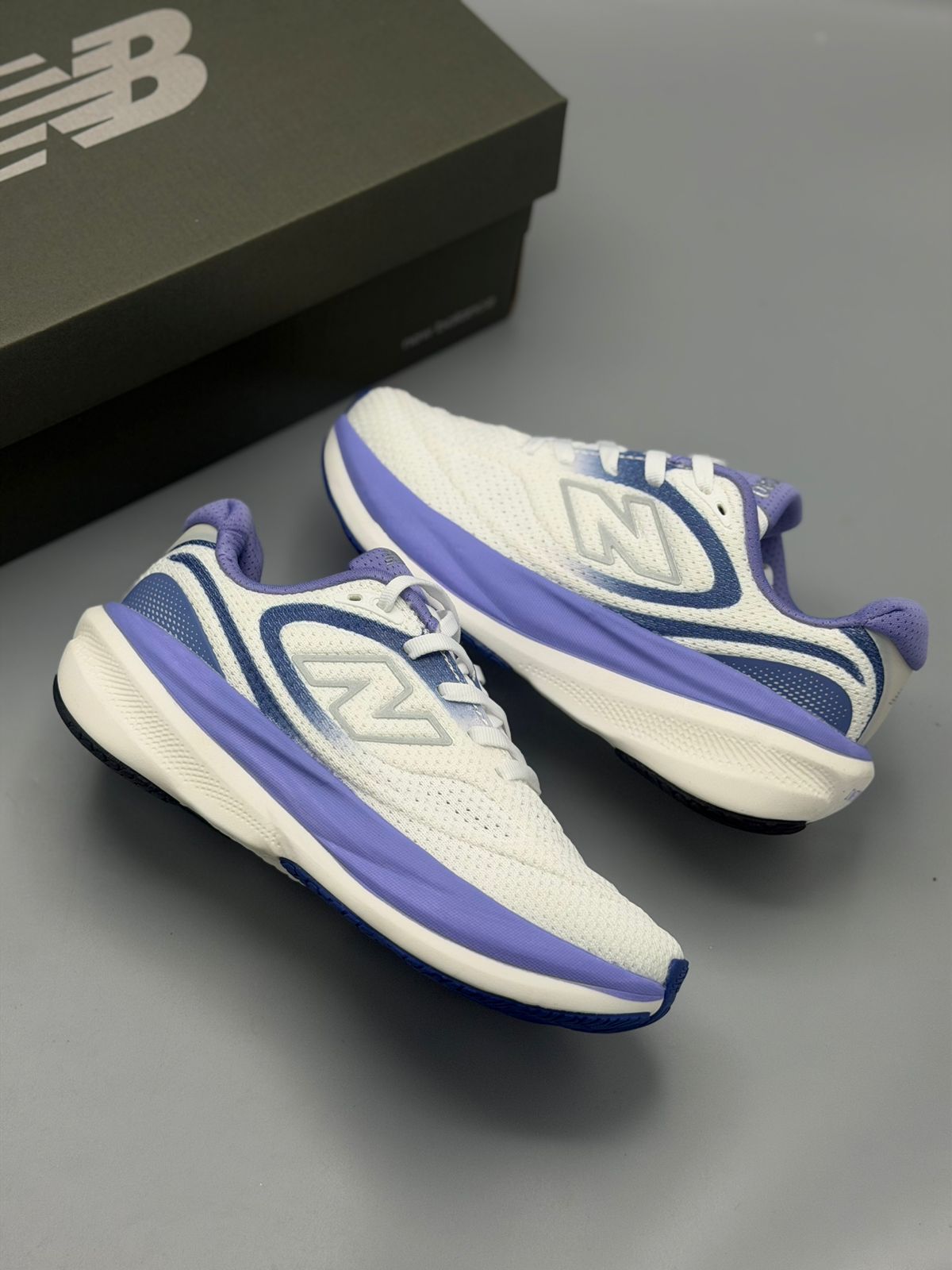 New Balance Running – Blanco / Azul Marino / Lila
