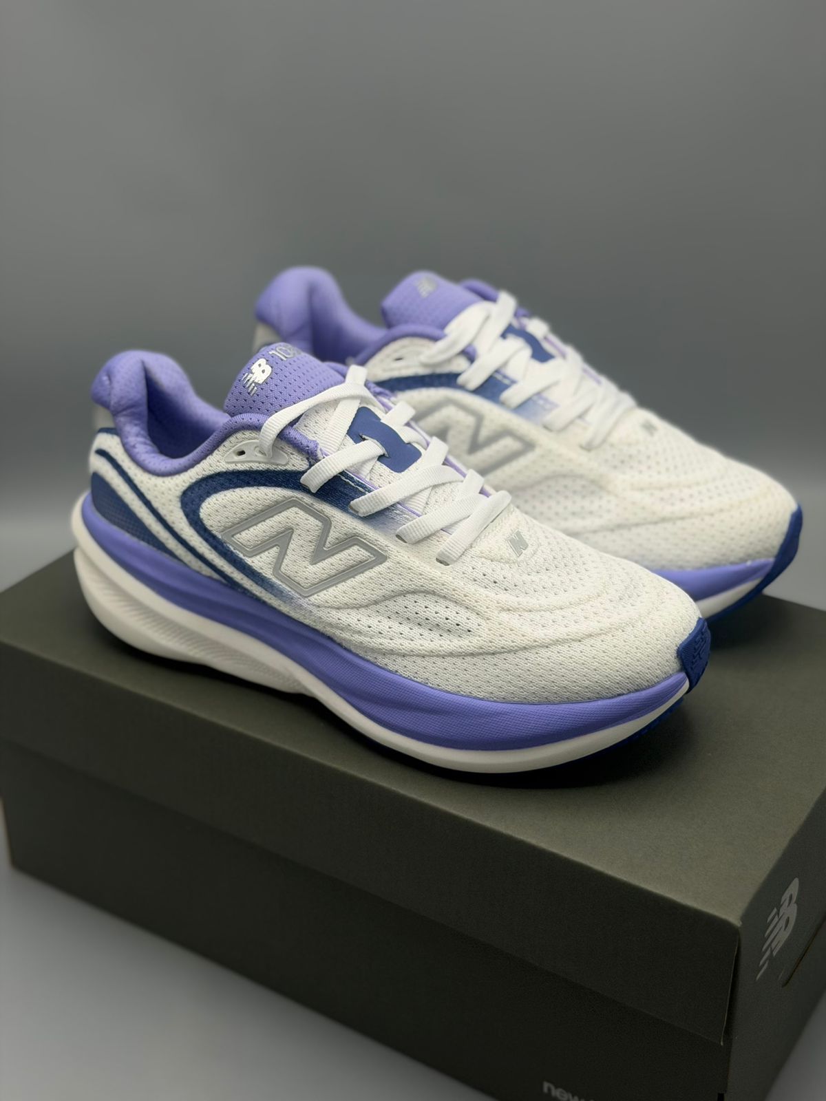New Balance Running – Blanco / Azul Marino / Lila