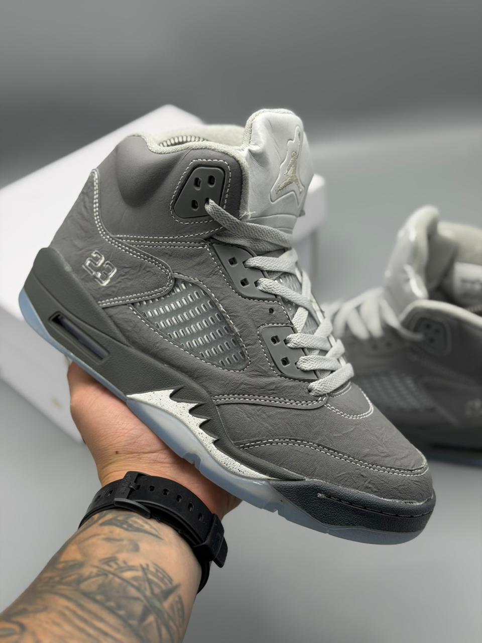 Air Jordan 5 – Gris Cemento / Gris Claro / Blanco