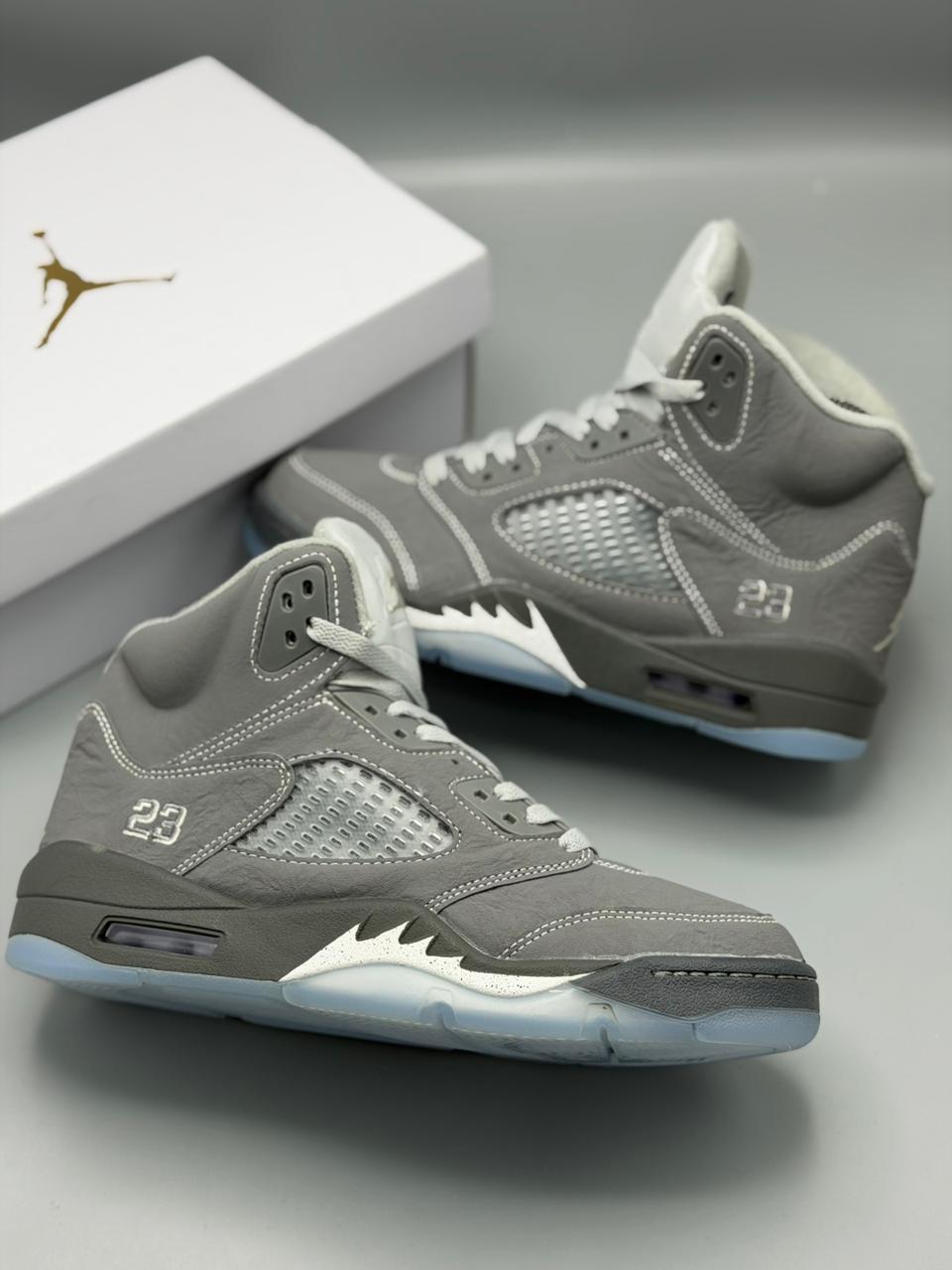Air Jordan 5 – Gris Cemento / Gris Claro / Blanco