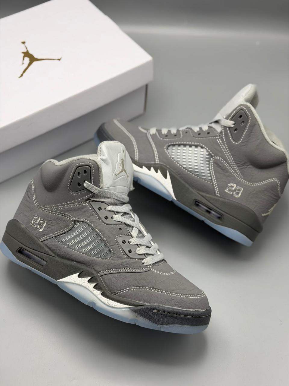 Air Jordan 5 – Gris Cemento / Gris Claro / Blanco
