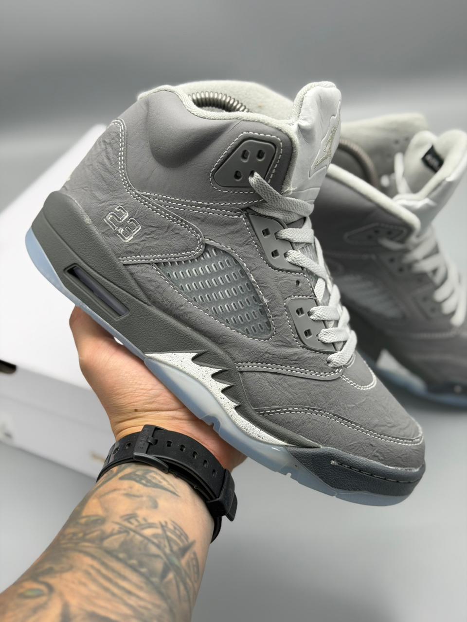 Air Jordan 5 – Gris Cemento / Gris Claro / Blanco