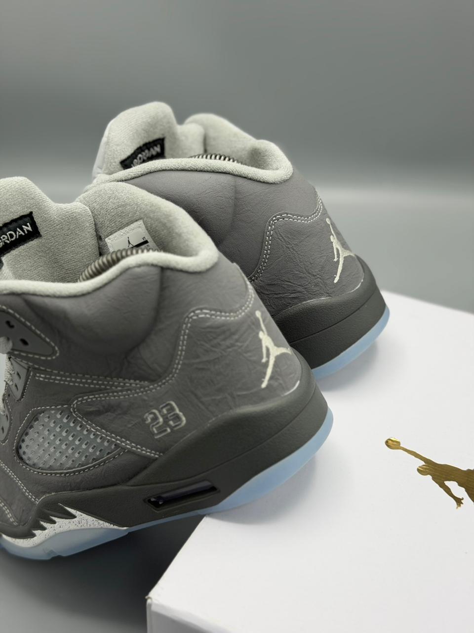 Air Jordan 5 – Gris Cemento / Gris Claro / Blanco